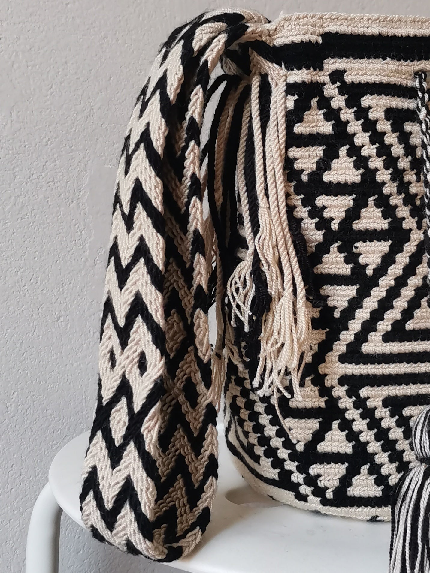 Borsa mochila a tracolla M beige e nera