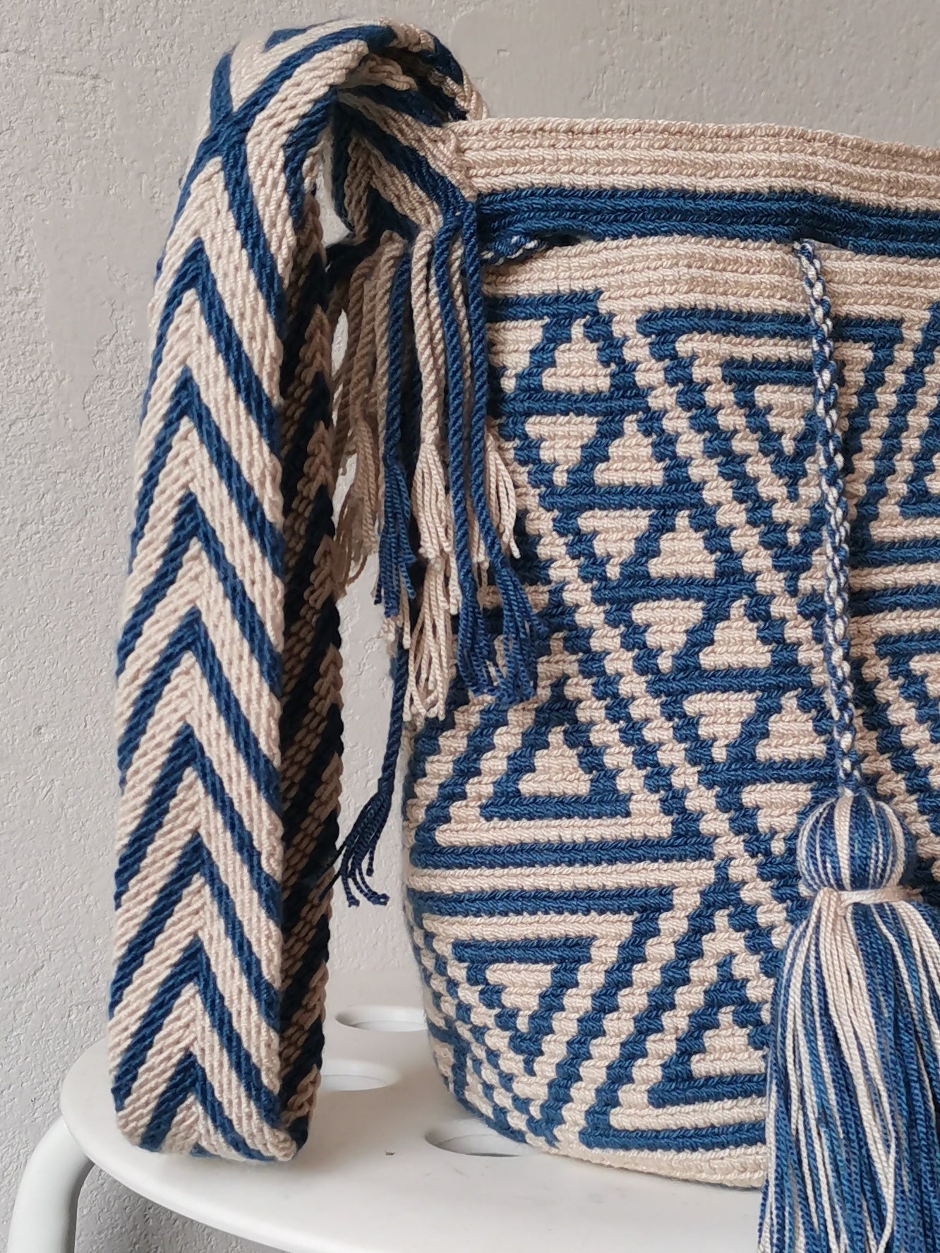 FINE SERIE - Borsa mochila a tracolla M beige e blu denim