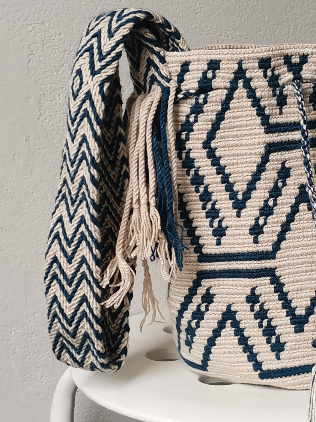 Borsa mochila a tracolla M beige e blu petrolio