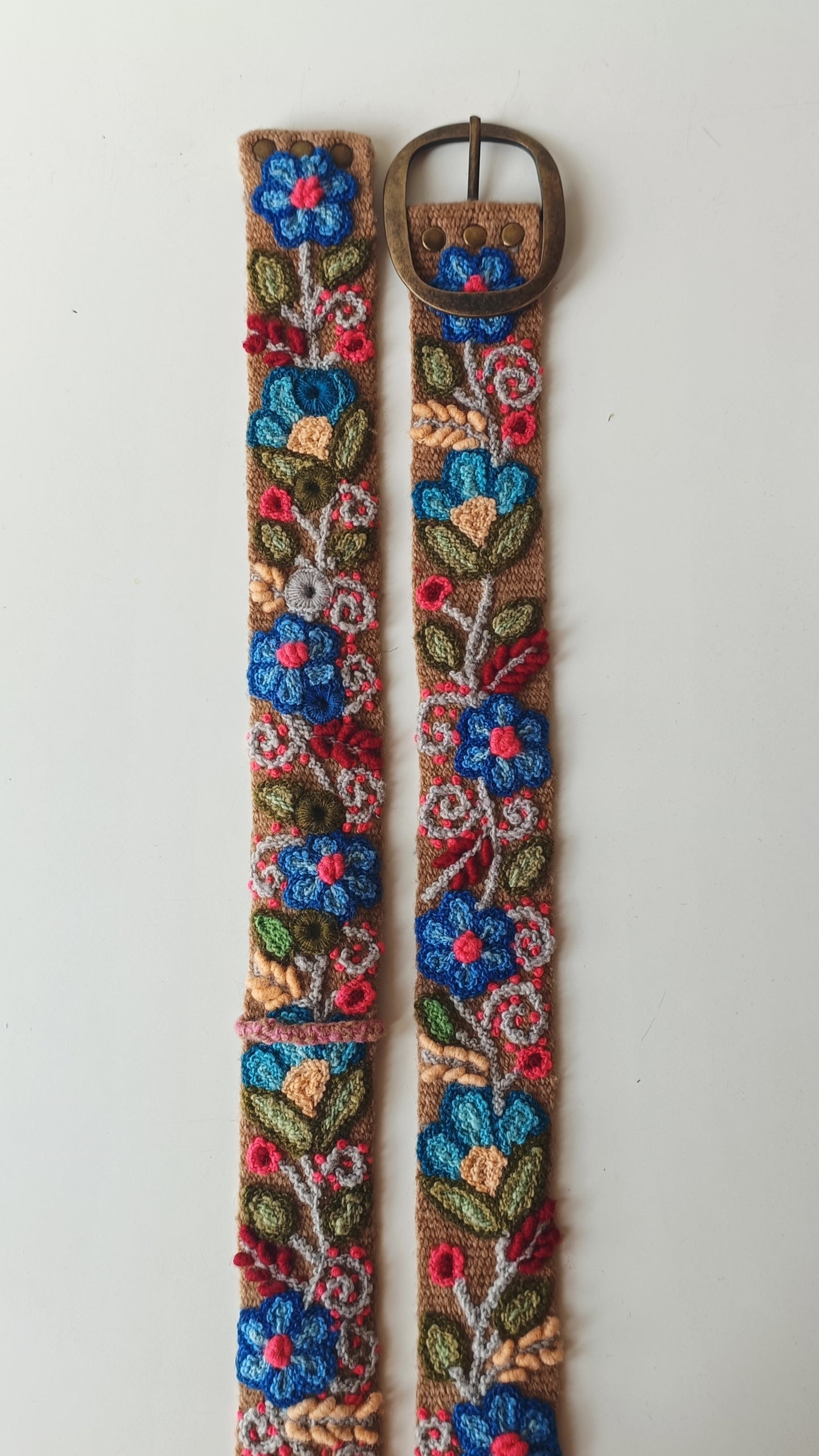 Cappuccino beige belt L embroidered with floral details