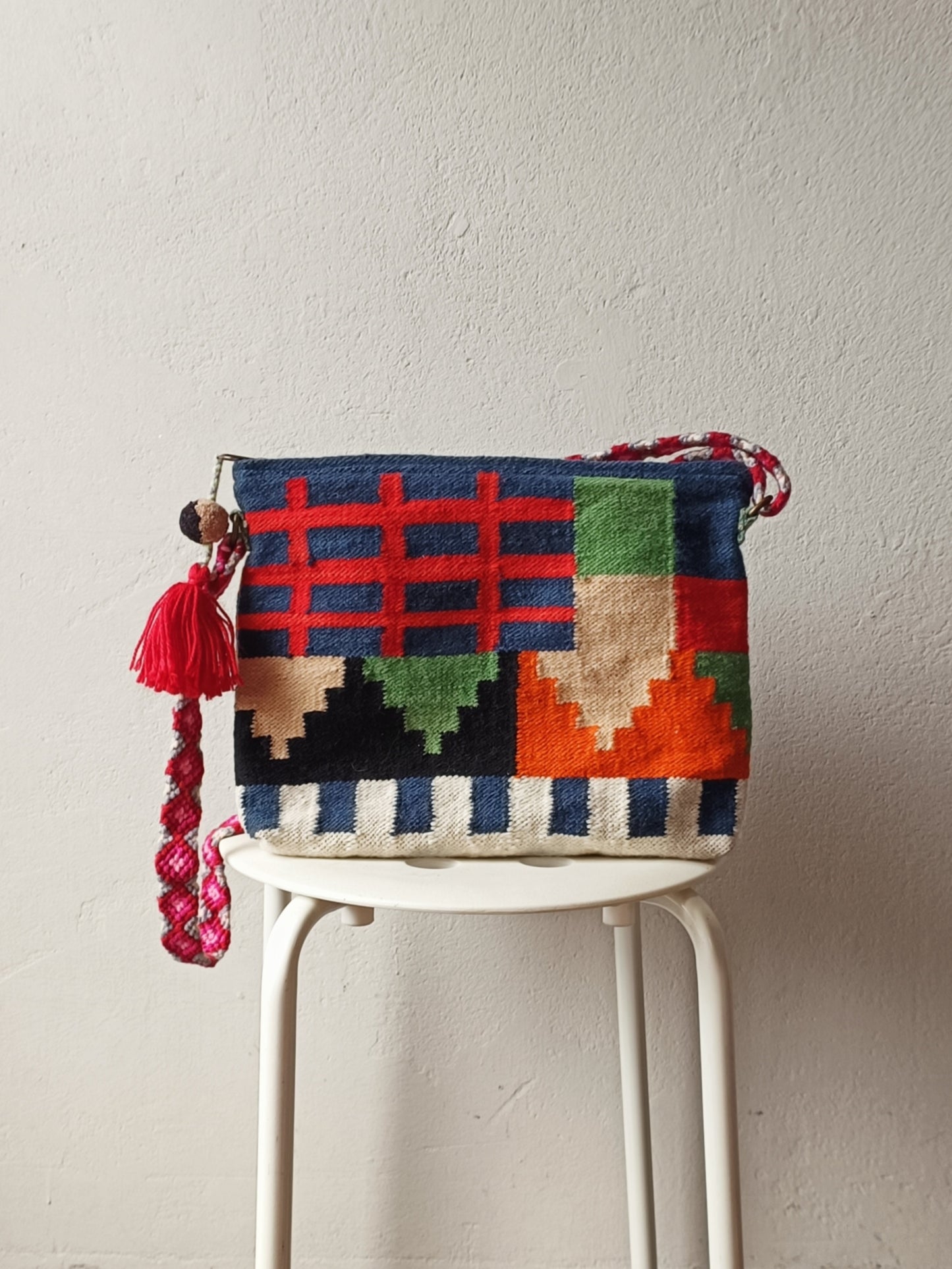 Borsa pochette con tracolla Inka L blu e rossa con scale