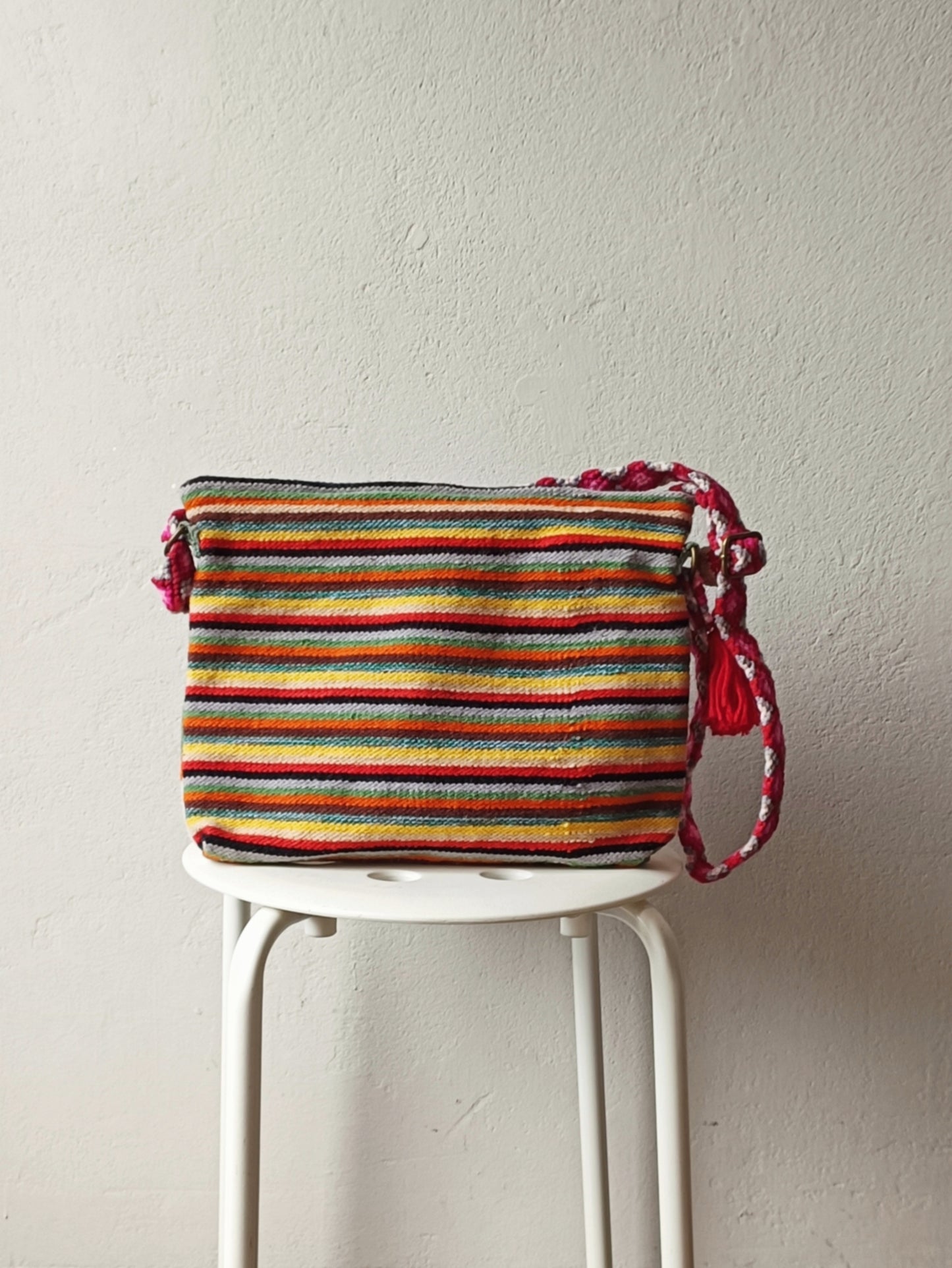 Borsa pochette con tracolla Inka L blu e rossa con scale