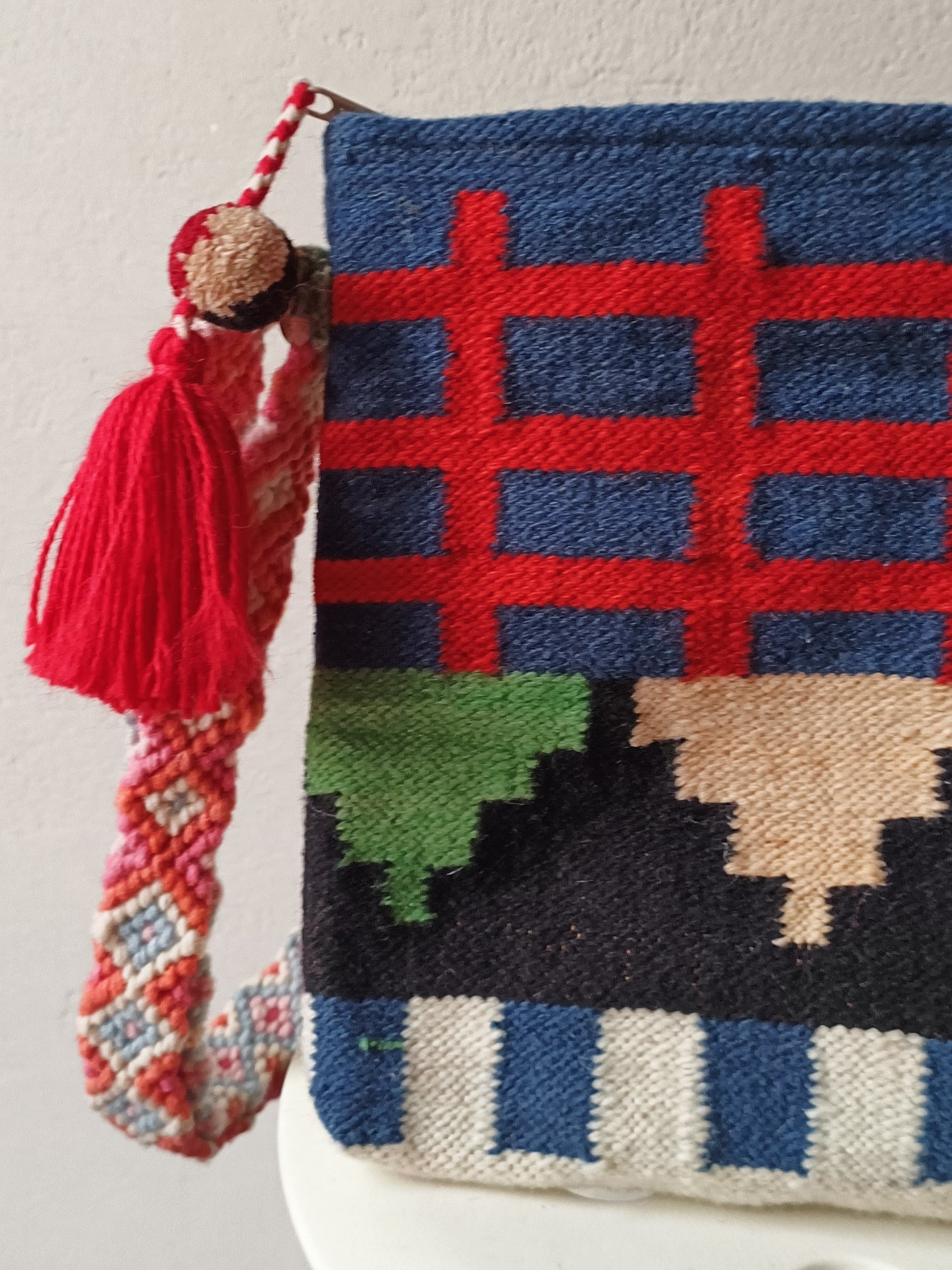 Borsa pochette con tracolla Inka L blu e rossa con scale