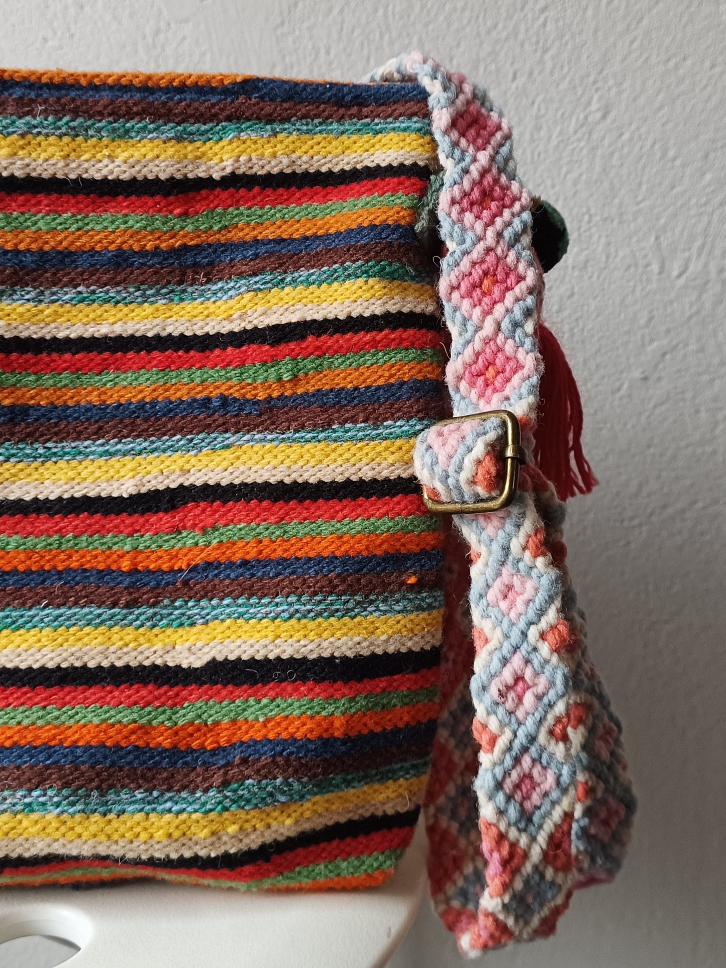 Borsa pochette con tracolla Inka L blu e rossa con scale