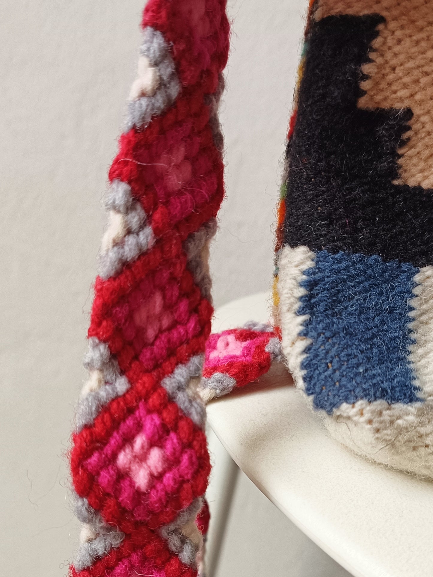 Borsa pochette con tracolla Inka L blu e rossa con scale