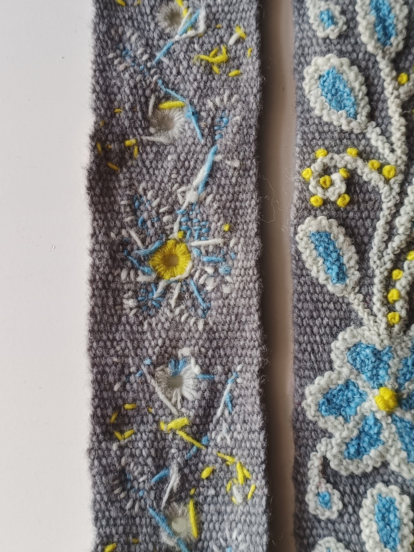 Cintura ricamata S grigia con dettagli floreali