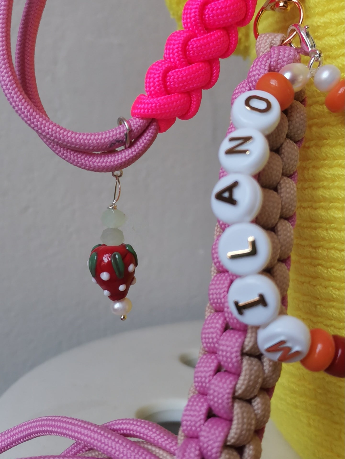 Tracolla per borse con charms rosa e beige