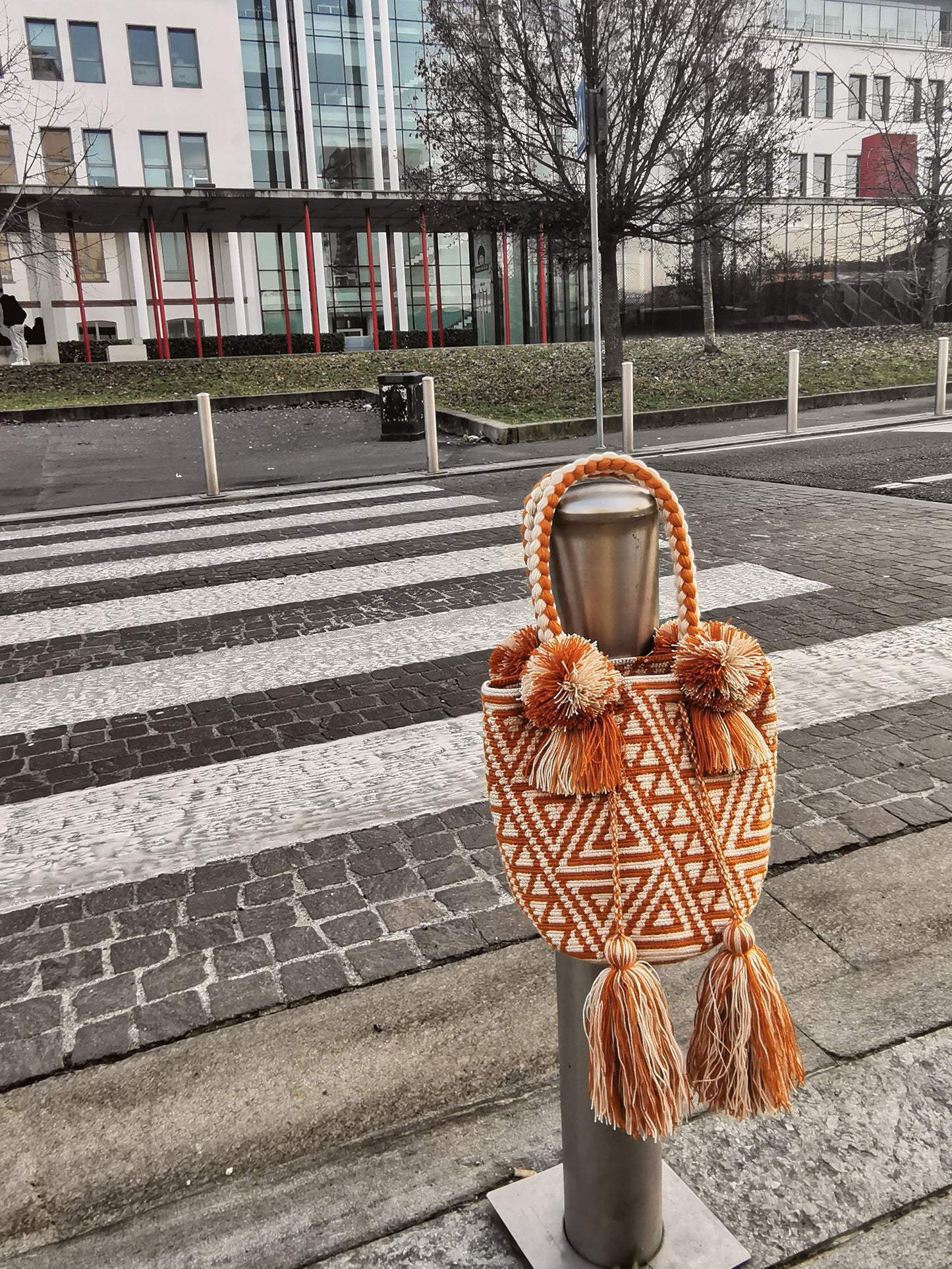 FINE SERIE - Borsa mochila a mano M beige e arancione senape
