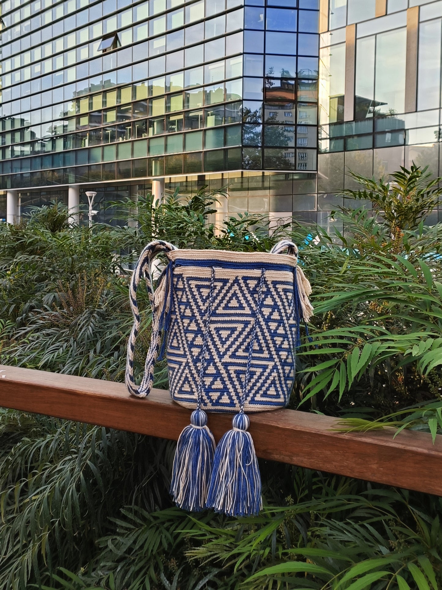 FINE SERIE - Borsa mochila a tracolla M beige e blu denim