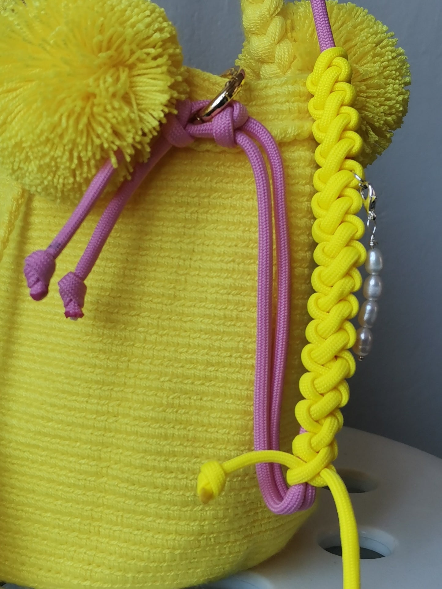 Tracolla per borse con charms rosa e beige