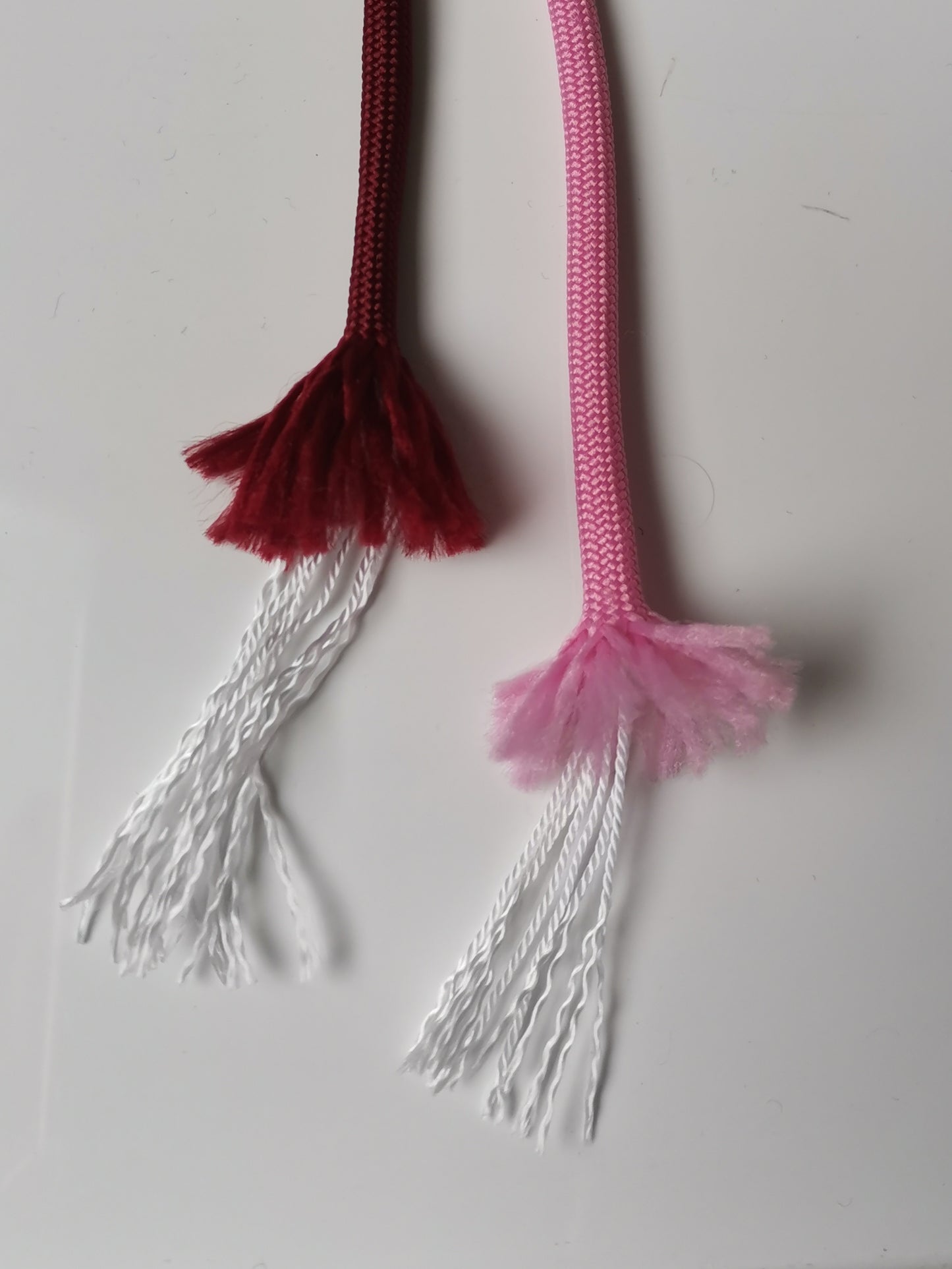 Charm per borse con fiocco spettinato bordeaux e rosa