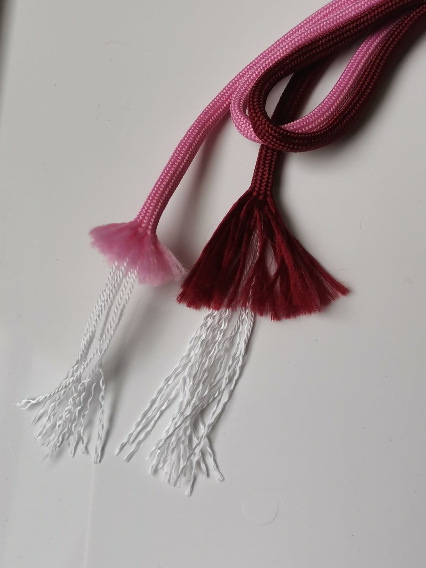 Charm per borse con fiocco spettinato bordeaux e rosa