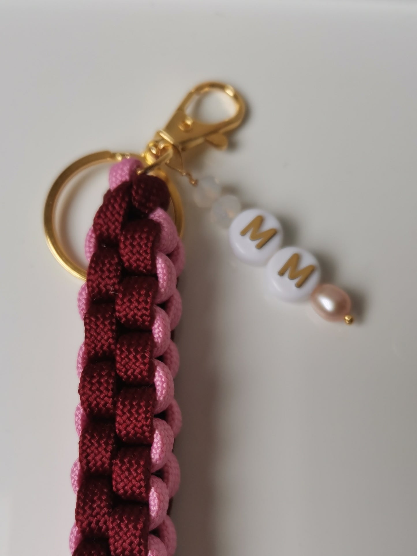 Charm per borse con fiocco spettinato bordeaux e rosa