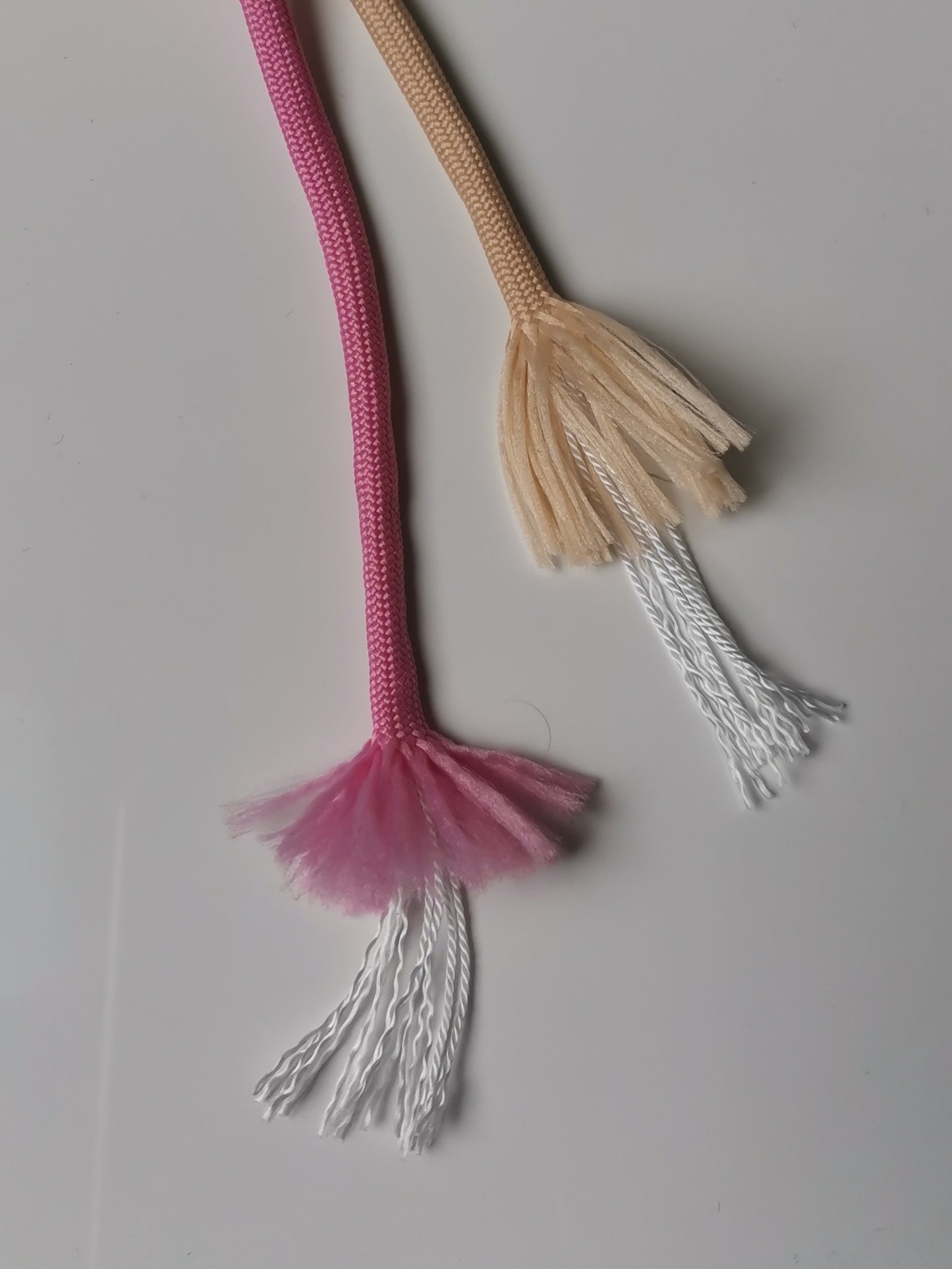 Charm per borse con fiocco spettinato rosa e beige