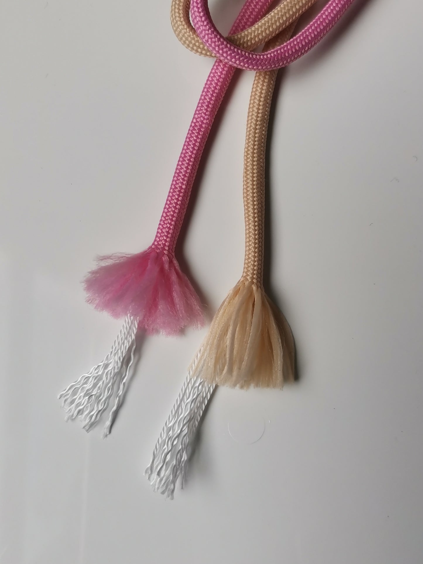 Charm per borse con fiocco spettinato rosa e beige