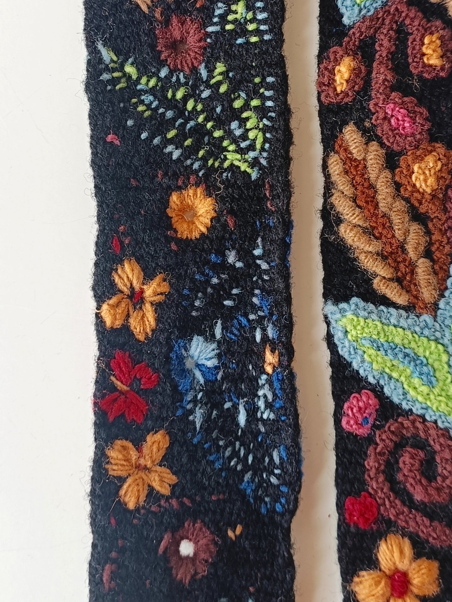 Cintura ricamata L nera con dettagli floreali