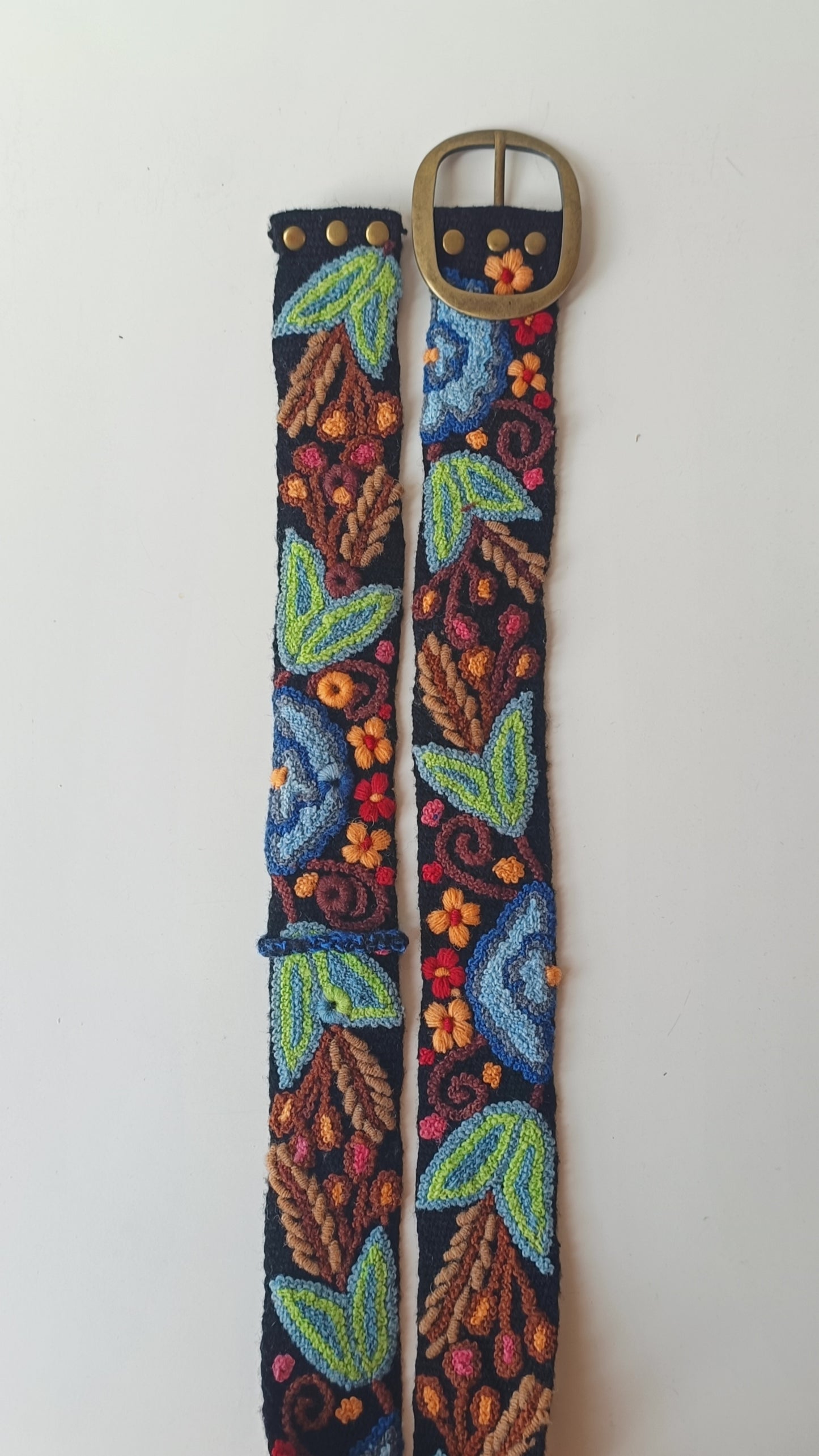 Cintura ricamata L nera con dettagli floreali