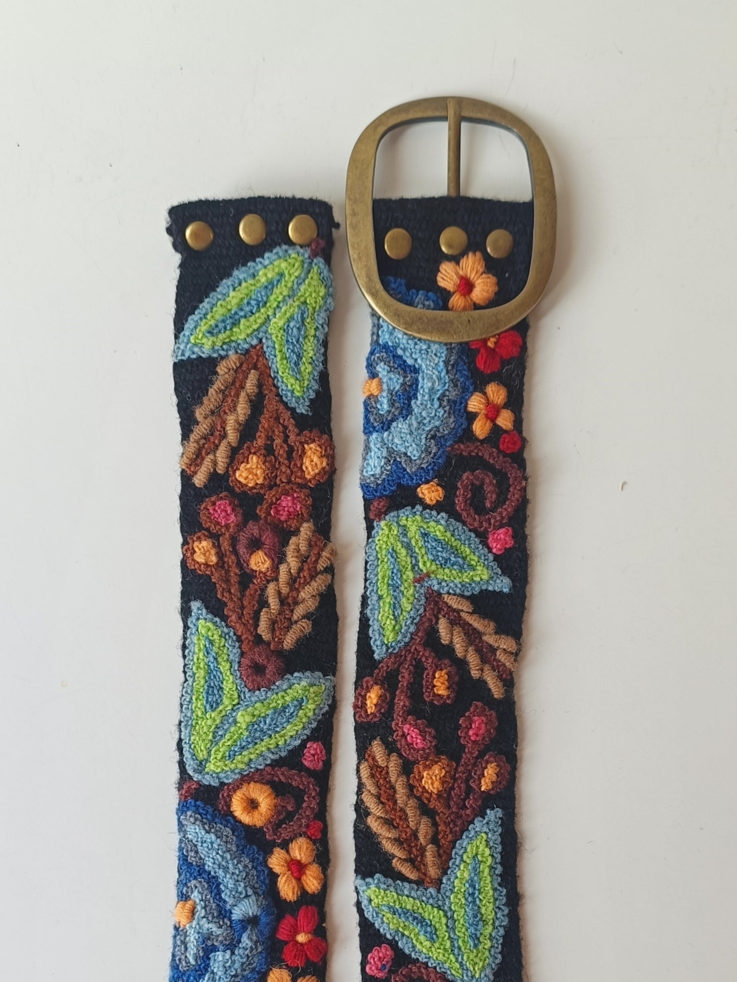 Cintura ricamata L nera con dettagli floreali