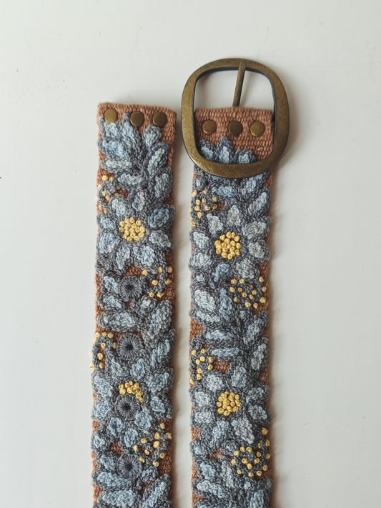 Cintura ricamata S beige con dettagli floreali