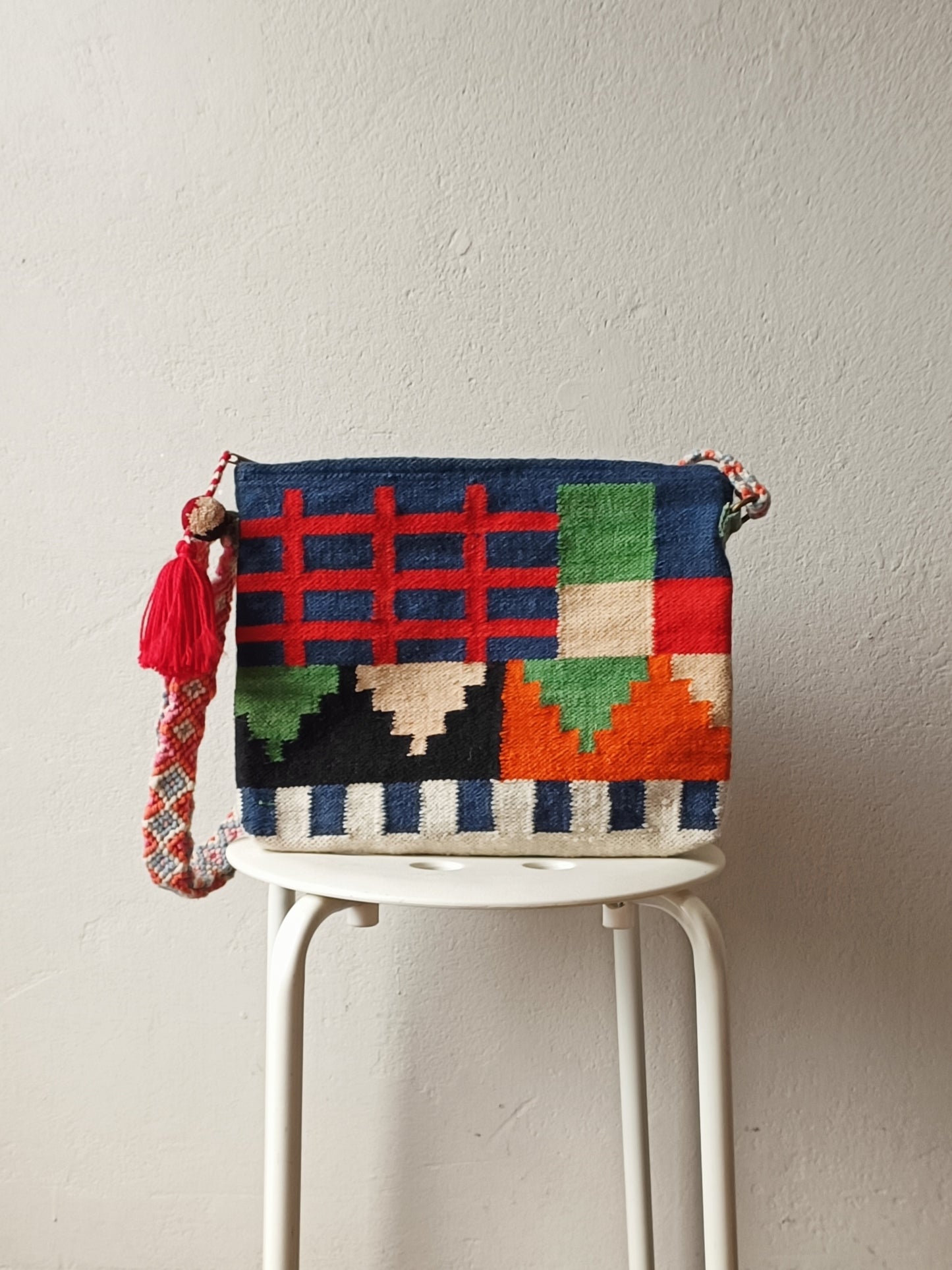 Borsa pochette con tracolla Inka L blu e rossa con scale