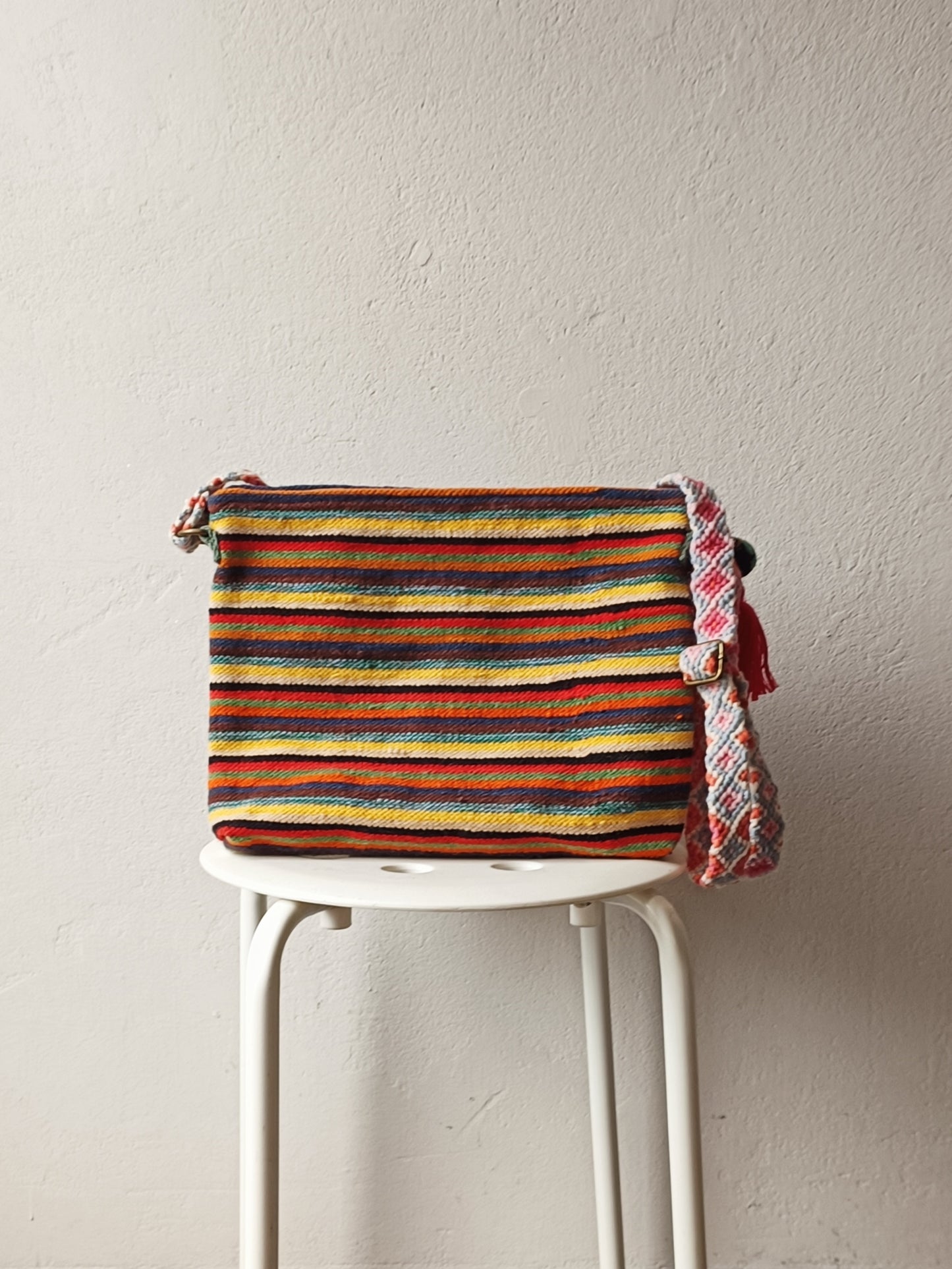 Borsa pochette con tracolla Inka L blu e rossa con scale