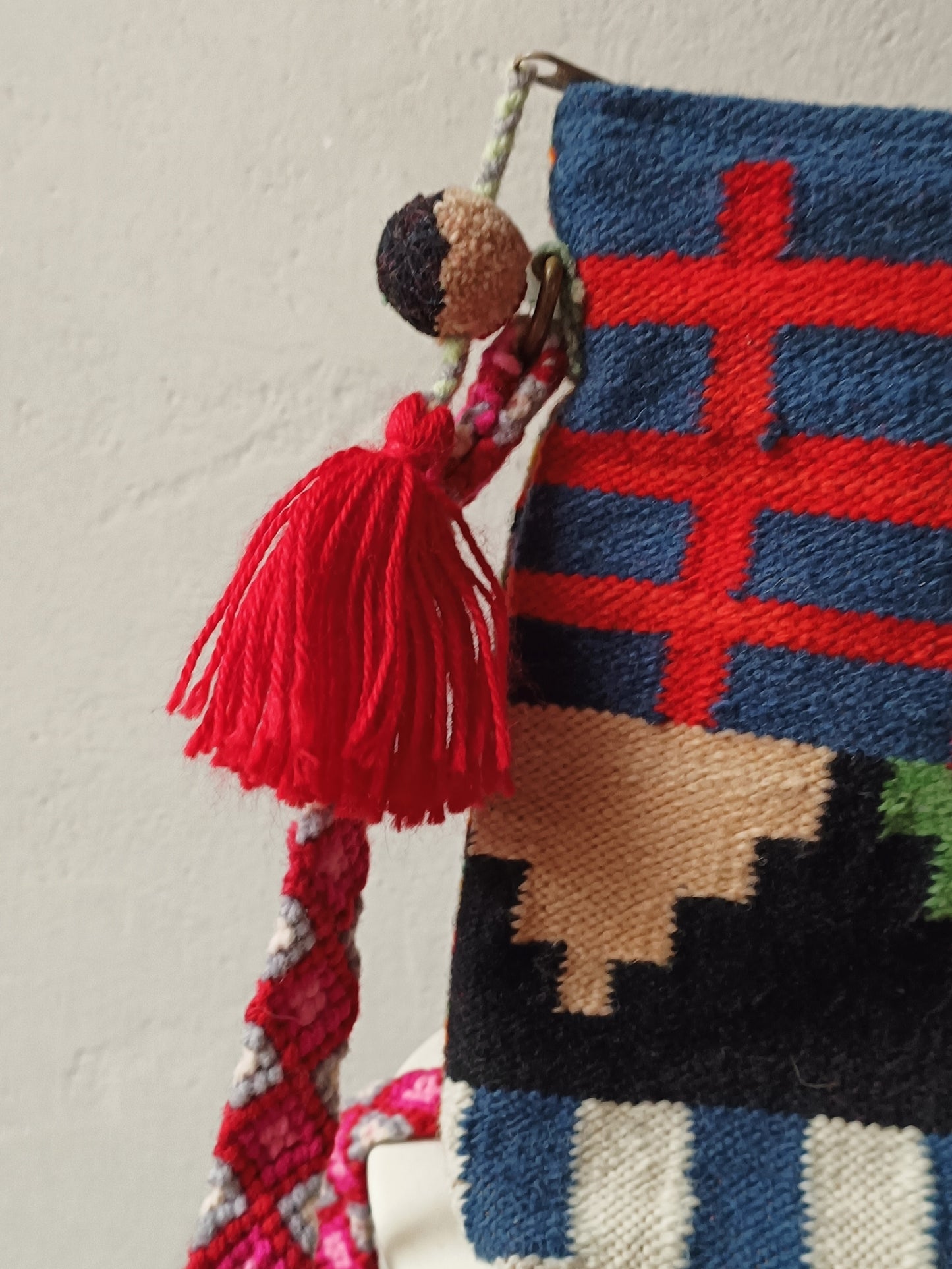 Borsa pochette con tracolla Inka L blu e rossa con scale