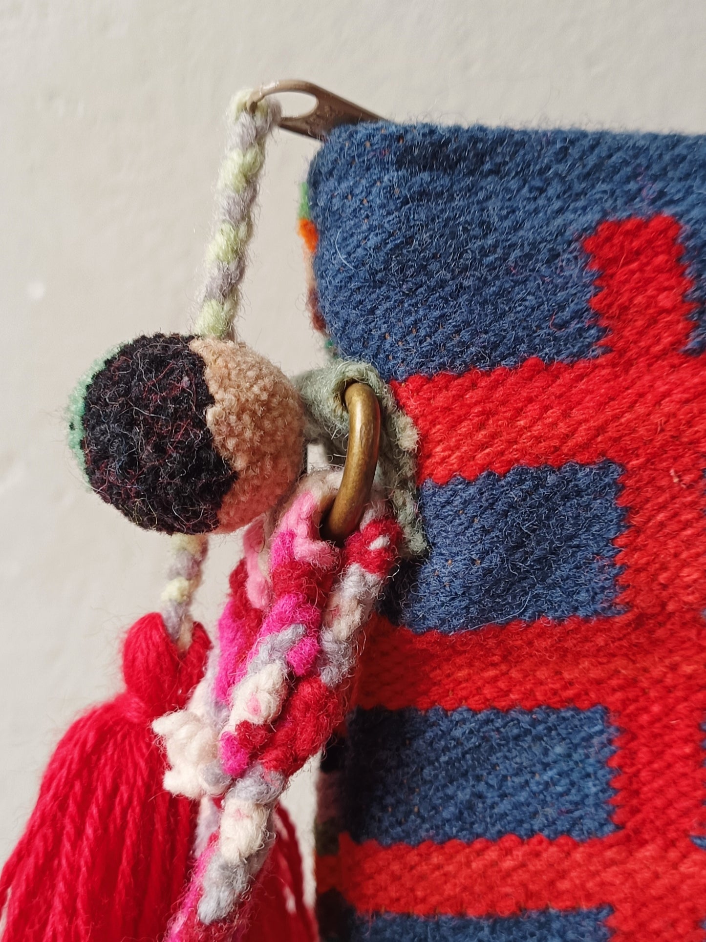 Borsa pochette con tracolla Inka L blu e rossa con scale