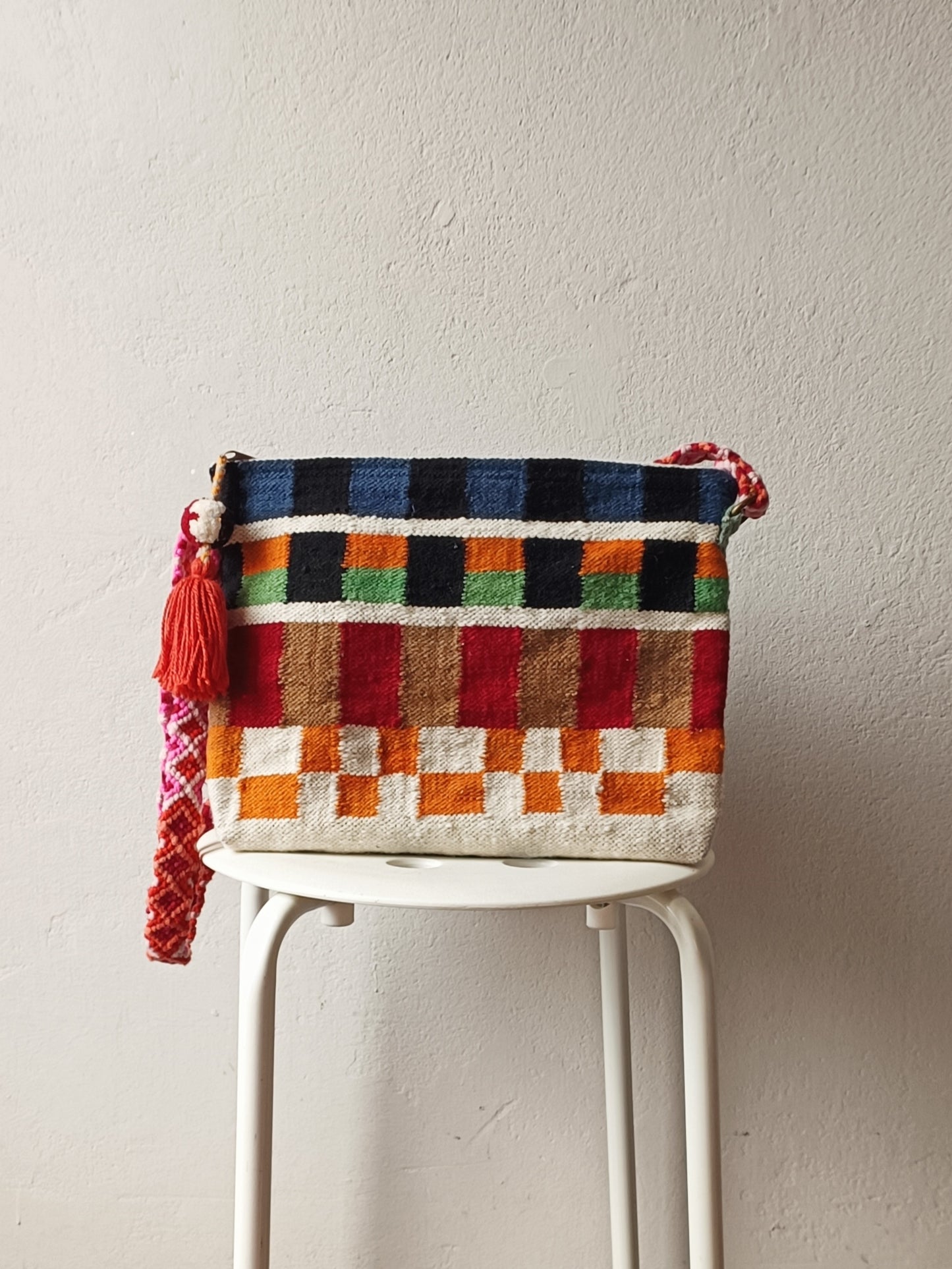 Borsa pochette con tracolla Inka L blu e arancione con quadri