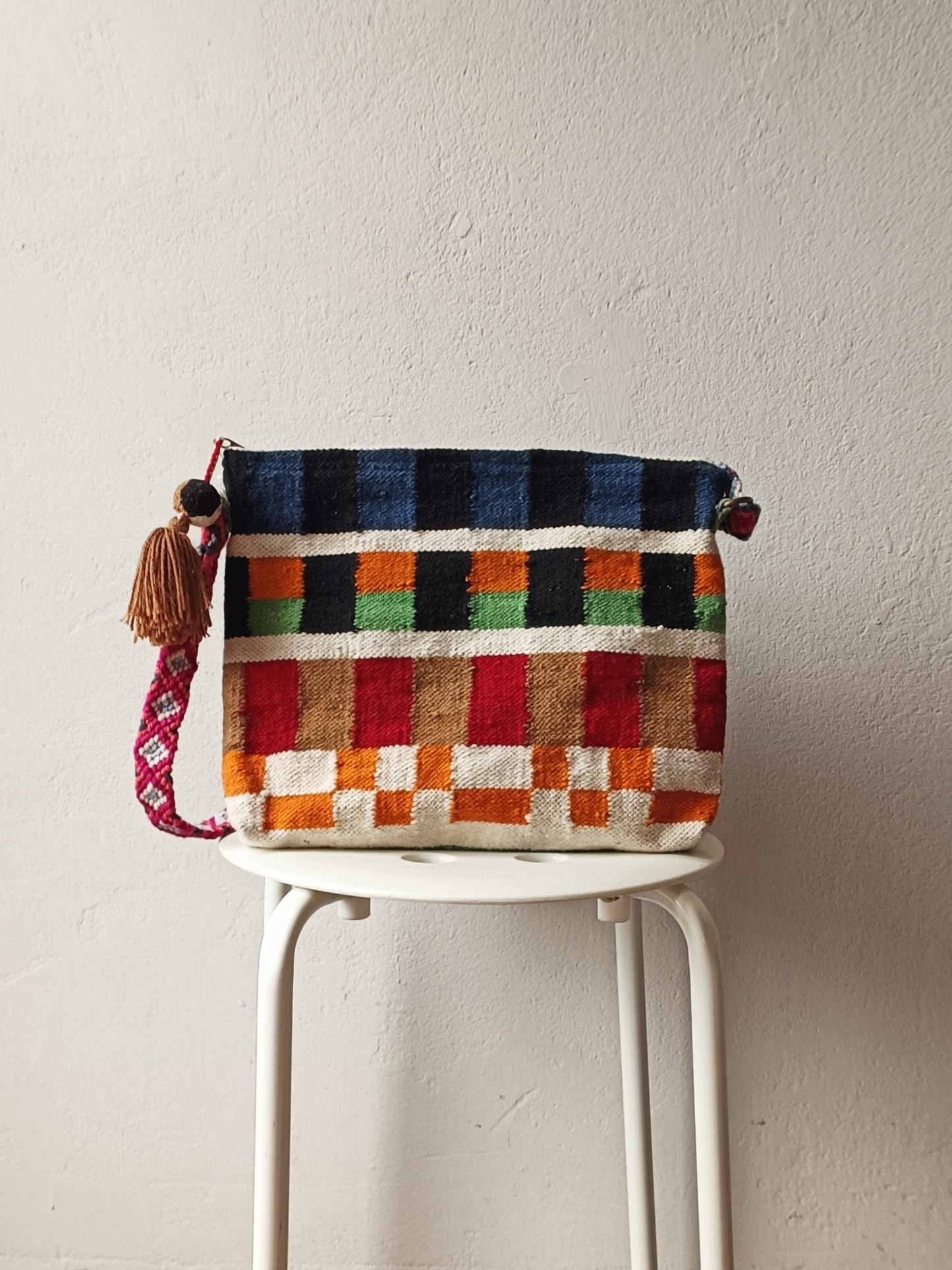 Borsa pochette con tracolla Inka L blu e arancione con quadri