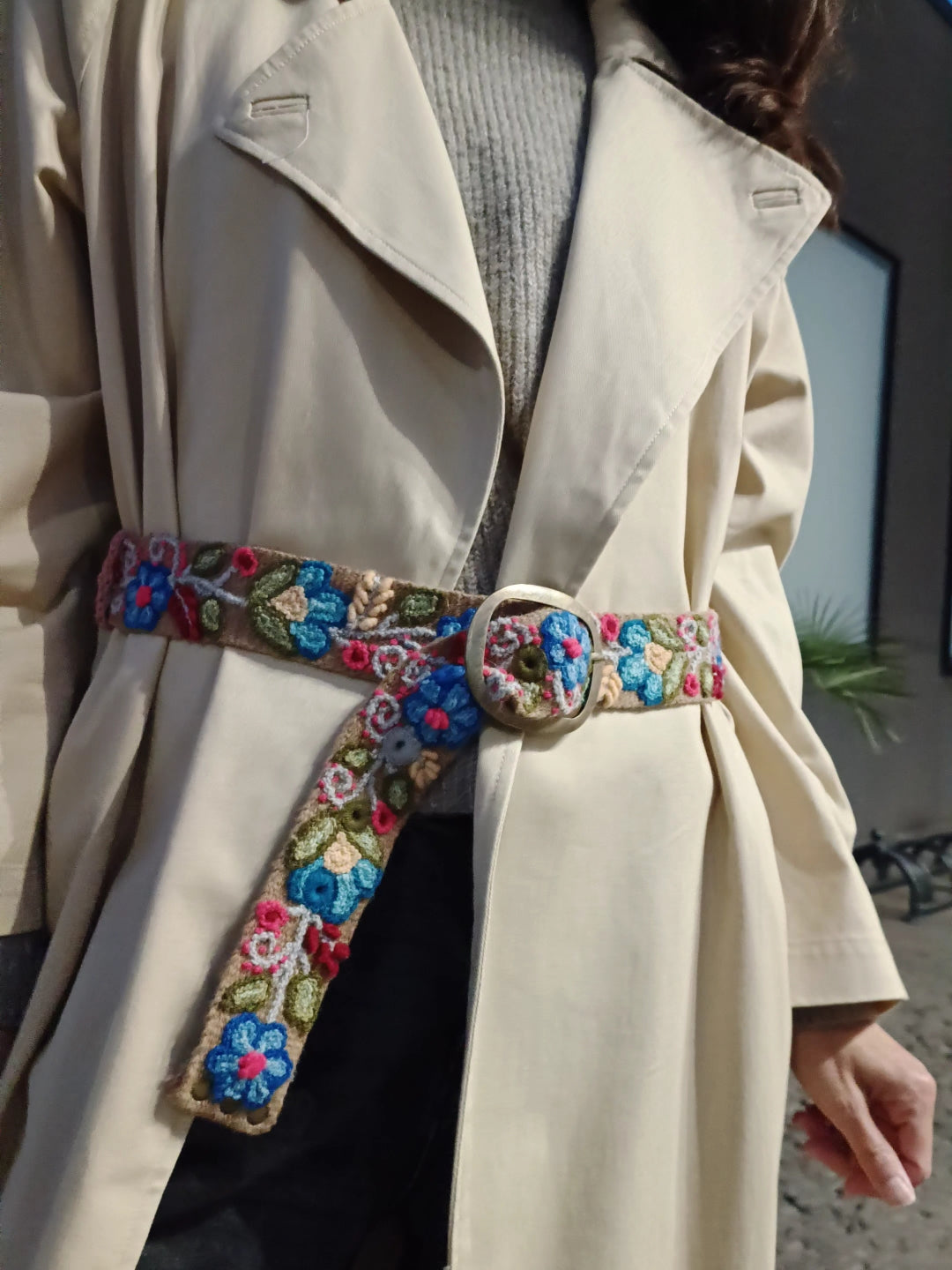 Cappuccino beige belt L embroidered with floral details
