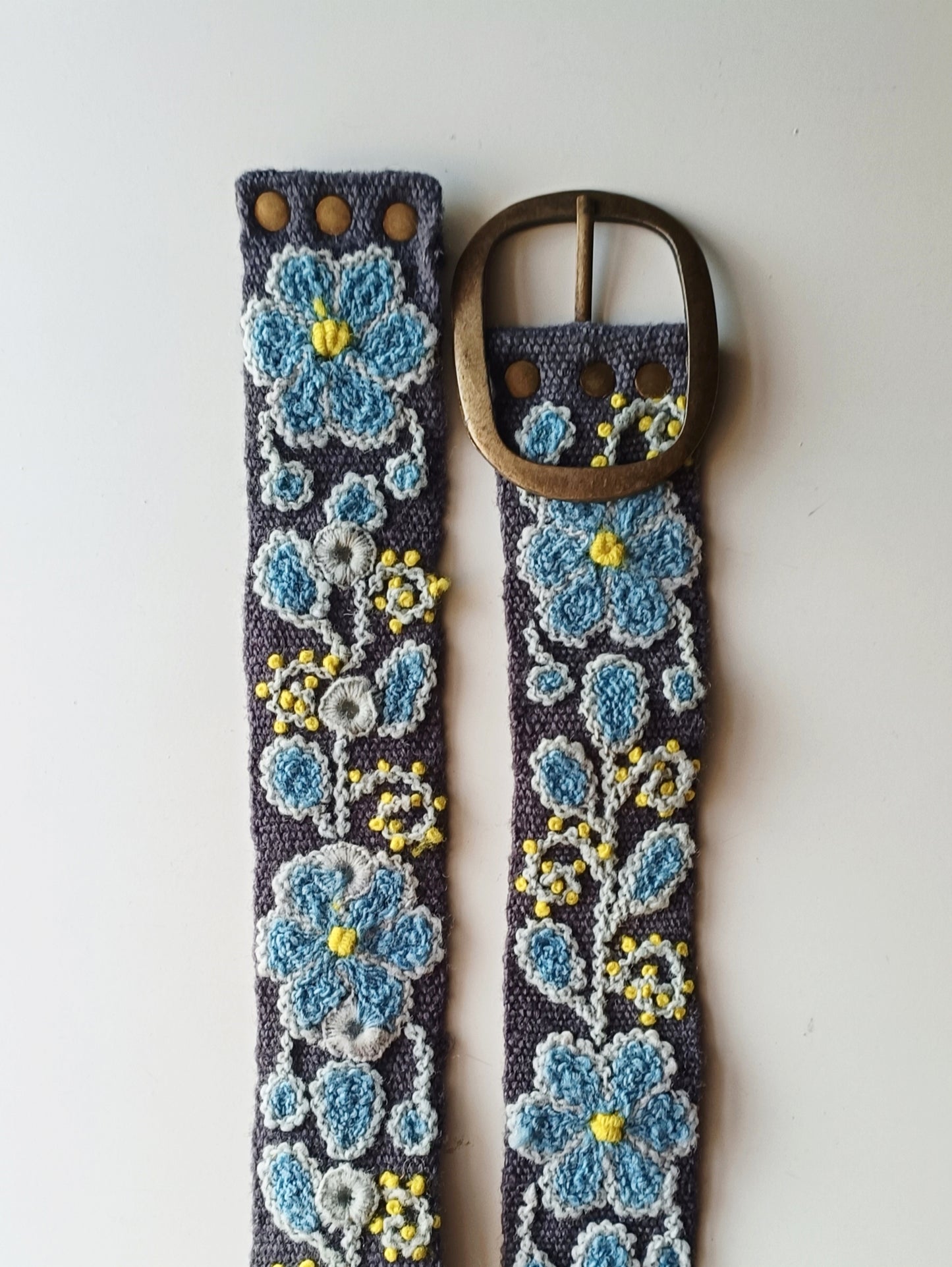 Cintura ricamata L grigio scuro con dettagli floreali