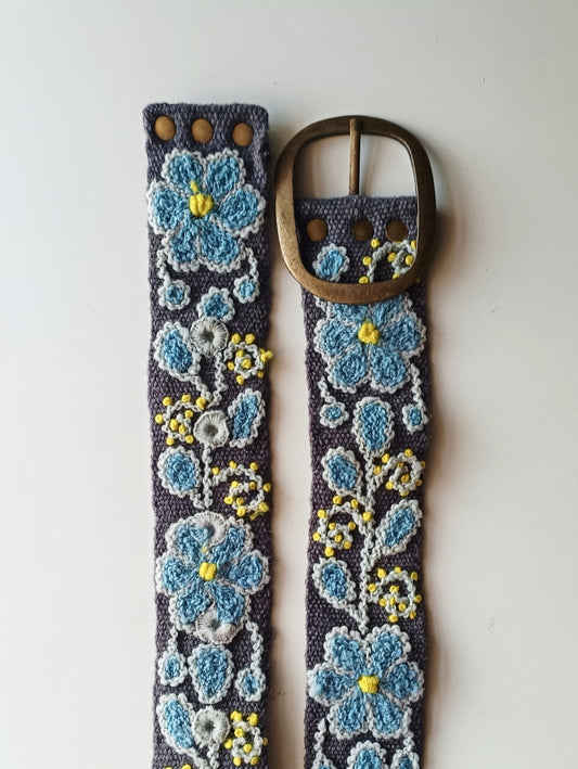 Cintura ricamata L grigio scuro con dettagli floreali