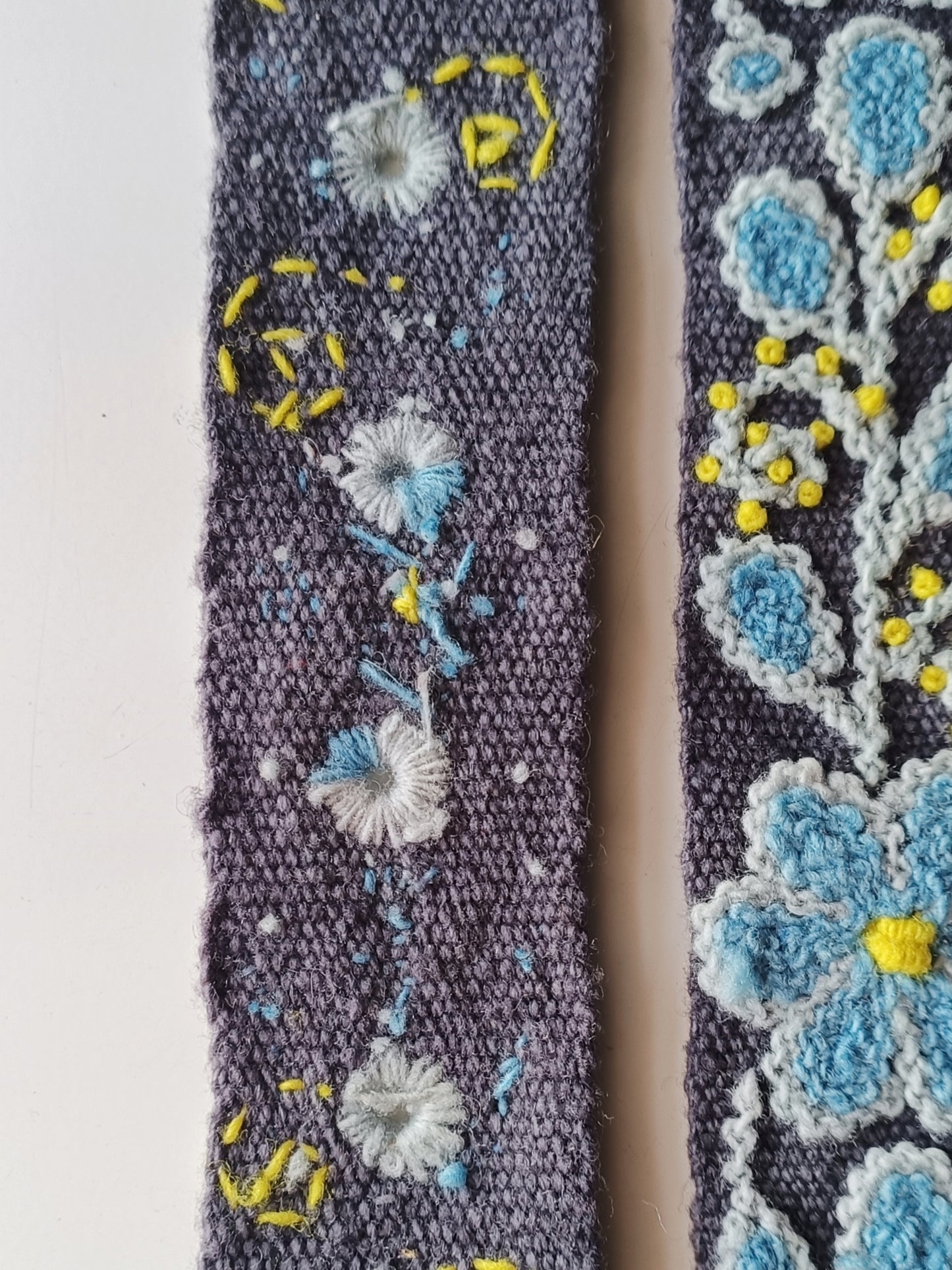 Cintura ricamata L grigio scuro con dettagli floreali