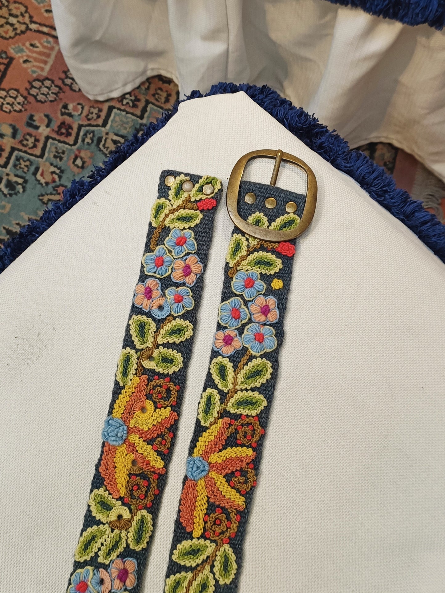 Ceinture bleu denim M brodée à motifs floraux