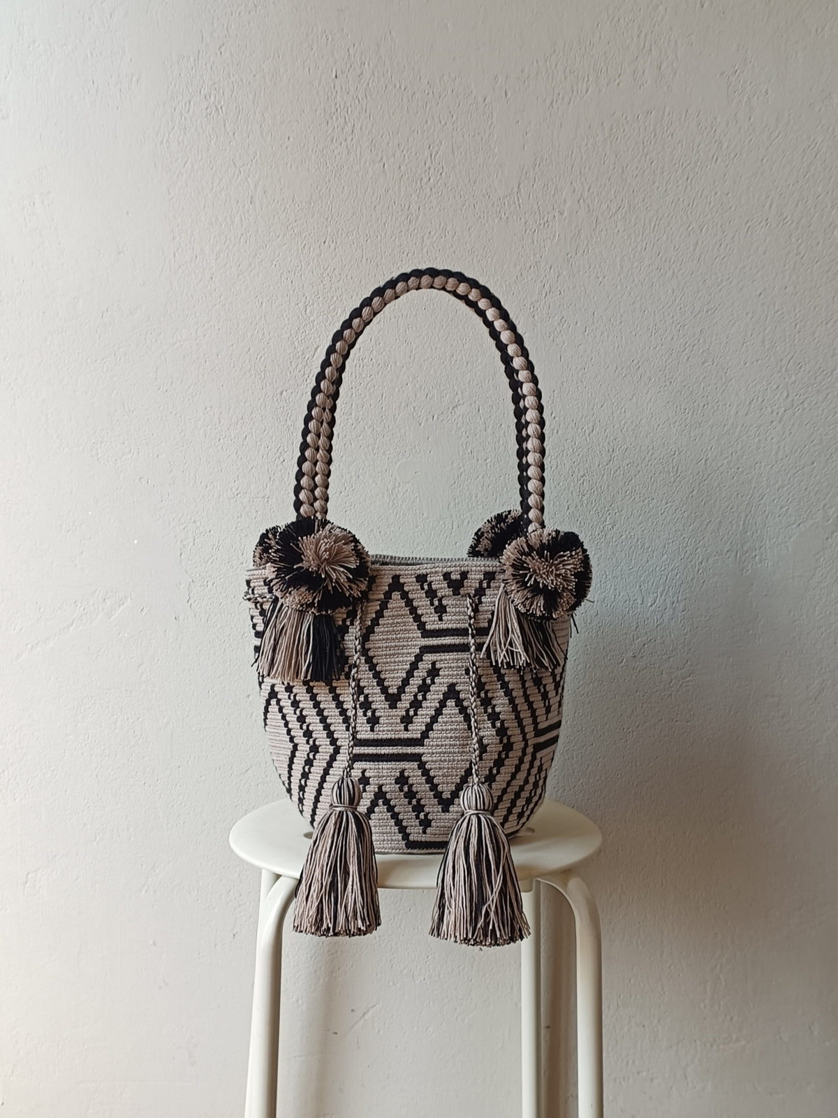 Borsa mochila a mano M grigio chiaro e nera