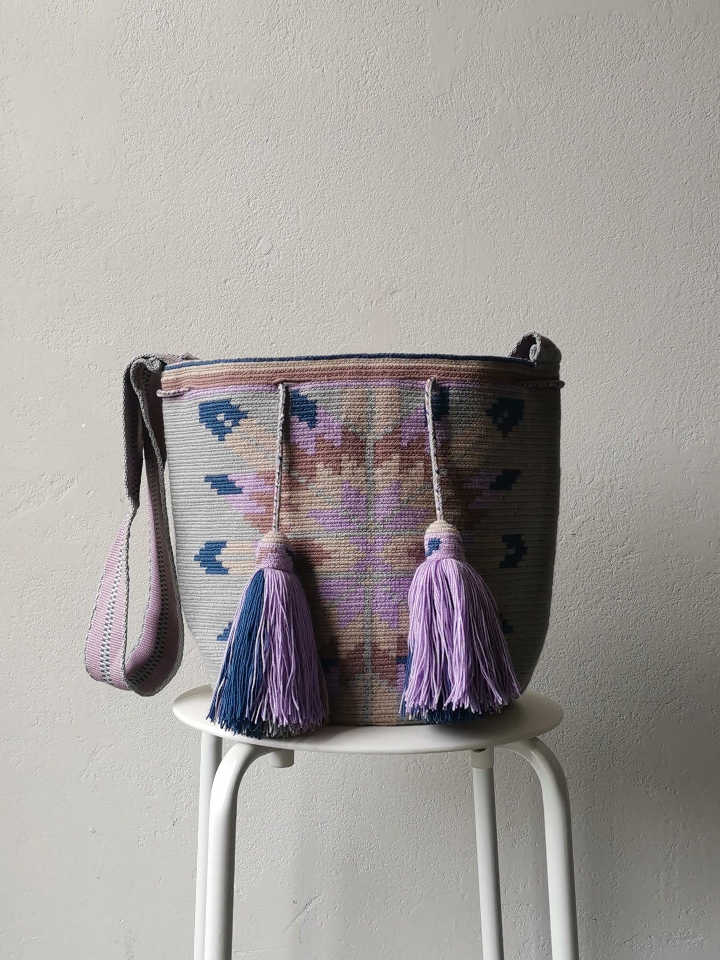 L gray and lilac mochila shoulder bag